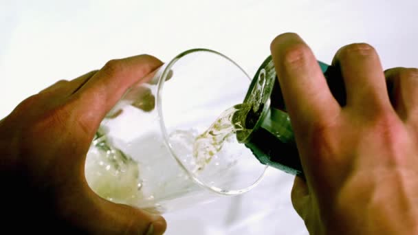 Una mano che regge un bicchiere di vino — Video Stock