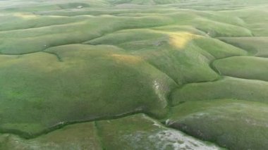Arka planda Uffington Beyaz Atı olan büyük yeşil bir alan.
