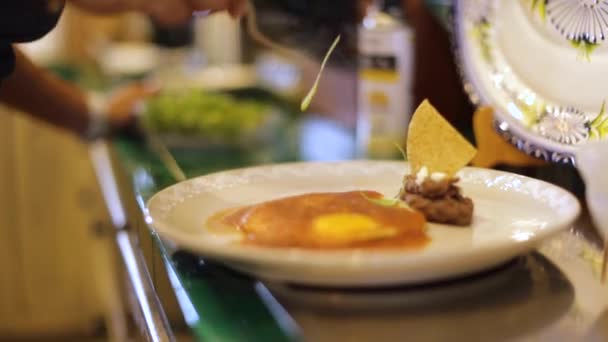 Un primer plano de un plato de comida en una mesa — Vídeos de Stock