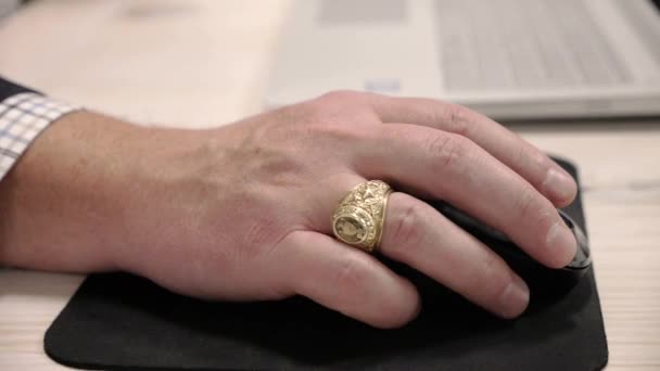 Eine weiße männliche Hand hält eine Computermaus — Stockvideo