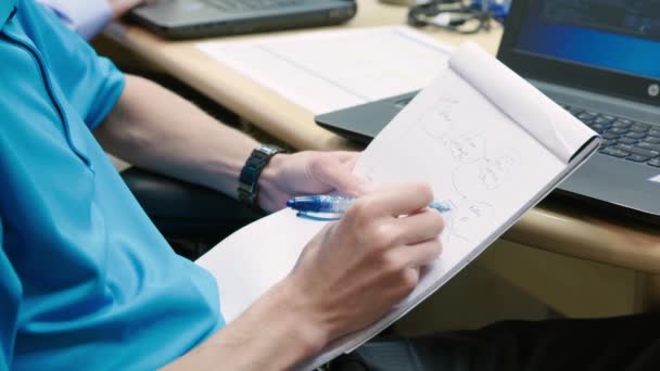 Osoba používající notebook, sedící na stole — Stock video