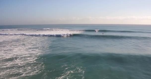 Egy víztest az óceán mellett. — Stock videók