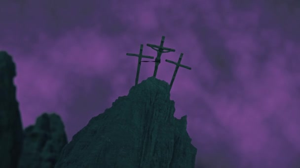 Obracający się z prawej strony Jezusa Chrystusa na krzyżu przeciwko burzliwemu fioletowemu niebu — Wideo stockowe