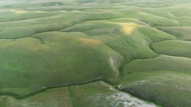 Um grande campo verde com Uffington White Horse no fundo — Vídeo de Stock