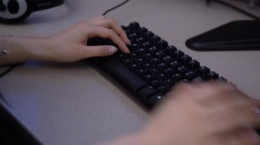 Fare ve klavye kullanan bir kişi