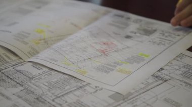 Beyaz bir yüzeyde metin yakın plan