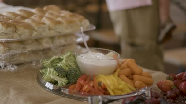 Una bandeja de comida sobre una mesa — Vídeos de Stock
