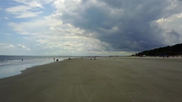 En antenn skjuta in över stranden med människor — Stockvideo