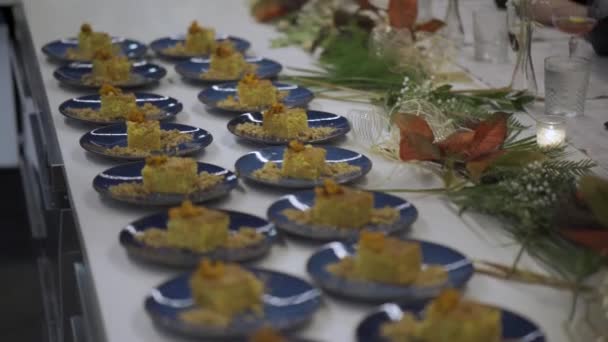 Купка їжі на столі — стокове відео