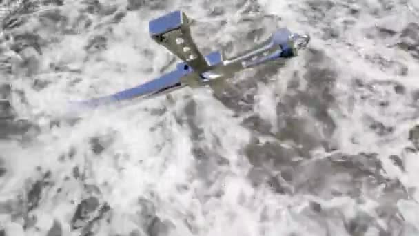 Ein Metallkreuz, das in fließendes Wasser fällt — Stockvideo