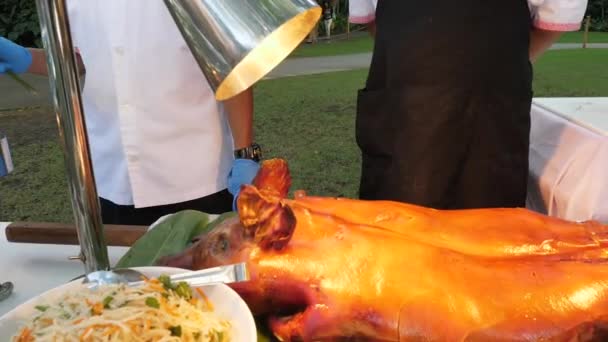 Una persona sentada en una mesa con un plato de comida — Vídeos de Stock