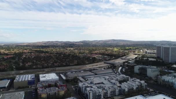 Ein großes Gebäude mit einem Berg im Hintergrund — Stockvideo