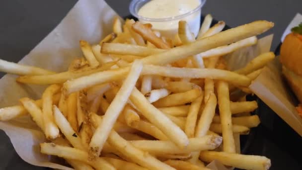 Una pila de papas fritas — Vídeo de stock