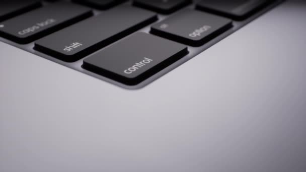 Uno scorrevole proprio sopra la tastiera del computer portatile e il trackpad del mouse — Video Stock