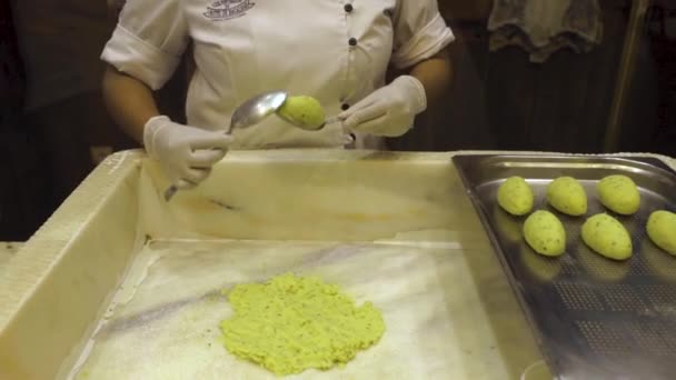 Uma pessoa cortando comida em uma mesa — Vídeo de Stock