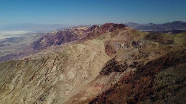 Une vue sur une montagne rocheuse — Video