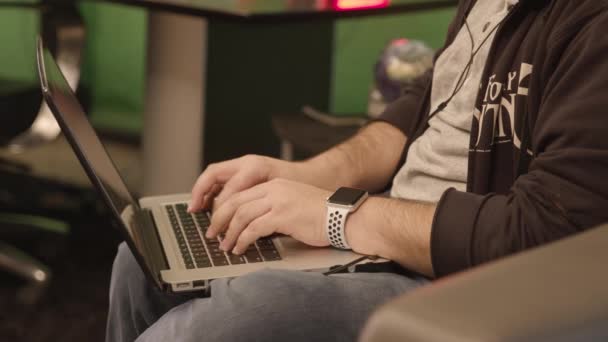 노트북 컴퓨터를 사용하여 책상에 앉아 있는 사람 — 비디오