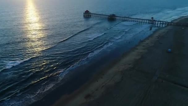 Tilt up of beautiful sunset over Huntington Beach Pier — 비디오