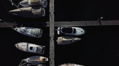 Salvador Brezilya 'nın yukarısından Bahia Marina' ya yanaşan gemiler.