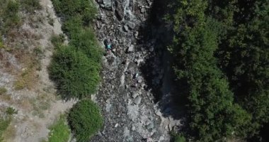 Gelin Peçesi Şelalesi 'nin eteklerinden Provo Kanyonu' ndaki kayalara, ormanlara tırmanan insanlarla birlikte.