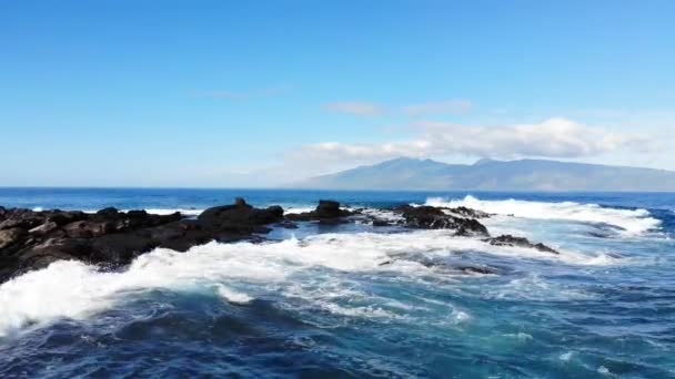 Suivre à droite sur les rochers et surfer au large de Maui — Video