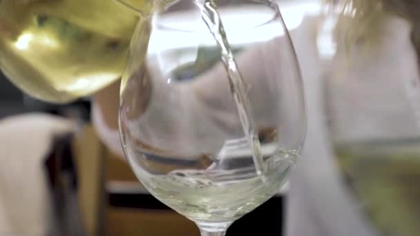 와인 잔을 클로즈업 한 모습 — 비디오
