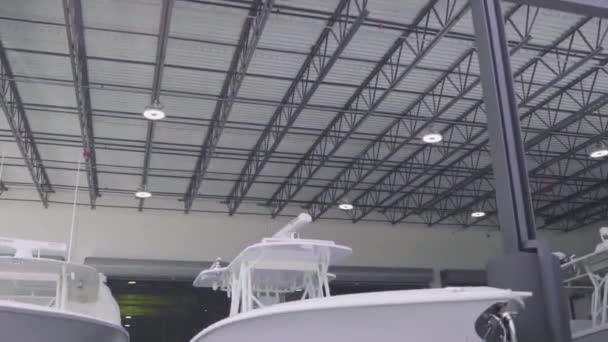 Ein Flugzeug, das auf einem Gebäude sitzt — Stockvideo
