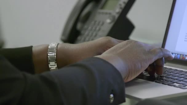 En öppen bärbar dator som sitter ovanpå ett skrivbord — Stockvideo