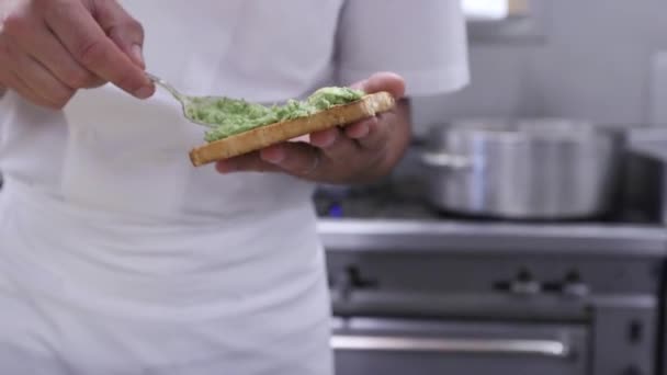 A hand holding a sandwich — 图库视频影像
