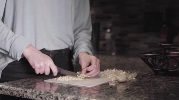 Una persona che taglia cibo su un tavolo — Video Stock