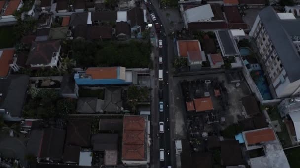 Verkeer op dorpsstraat van Batu Belig in Noord Kuta Bali in de schemering — Stockvideo