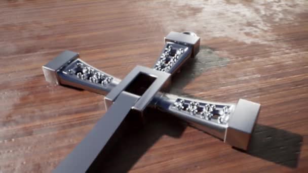 Серебряный крест, падающий на деревянный пол — стоковое видео