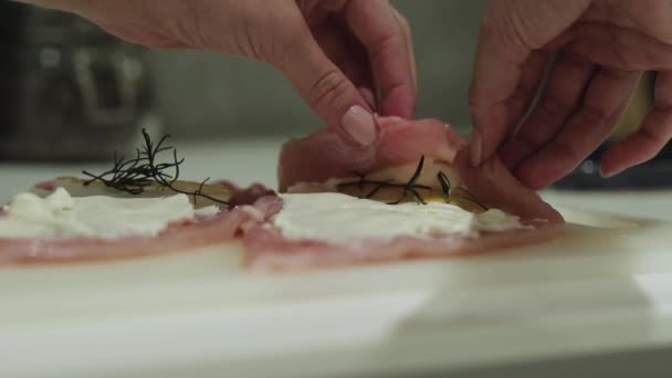 Un gros plan d'une planche à découper avec un gâteau — Video