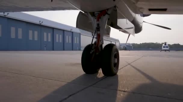 Una persona parada frente a un avión — Vídeo de stock