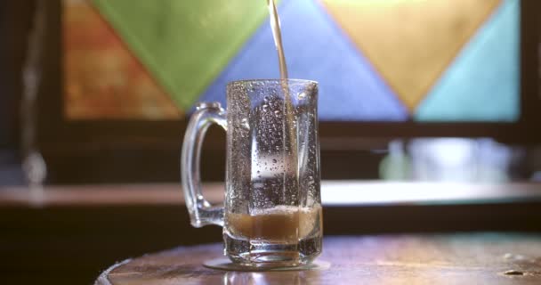 En närbild av en glaskopp på ett bord — Stockvideo