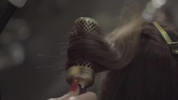 Una cámara lenta de cabello peinado en el salón — Vídeos de Stock