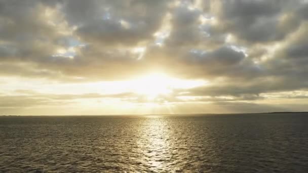 ヨーロッパの湖の上の雲を通して太陽が昇る — ストック動画