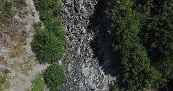 Incline-se da base de Bridal Veil Falls com pessoas subindo em rochas para a floresta na face do penhasco no Provo Canyon — Vídeo de Stock