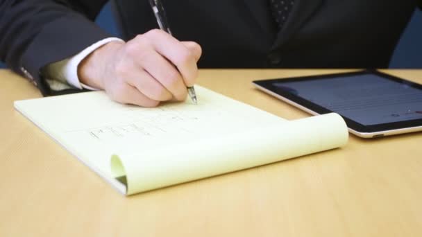 Osoba sedící u stolu s notebookem — Stock video