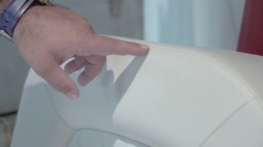Elinde bir kağıt parçası tutan bir adam.