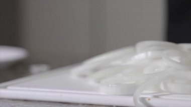 Tezgahın üzerindeki sütü yakın plan çek.