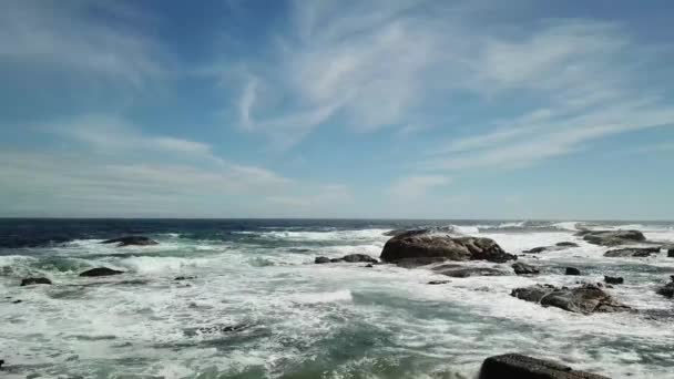 Levantamiento de inclinación hacia abajo tiro en el océano con grandes rocas en el agua — Vídeo de stock
