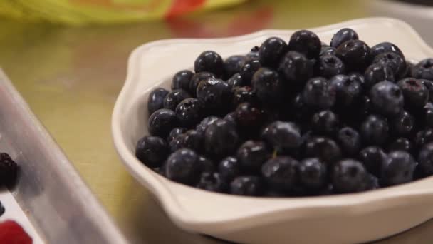 A bowl of fruit sitting on a table — 비디오