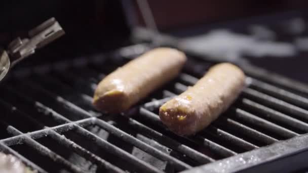 Egy grillsütő közelsége — Stock videók