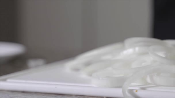 Un gros plan de lait sur un comptoir — Video