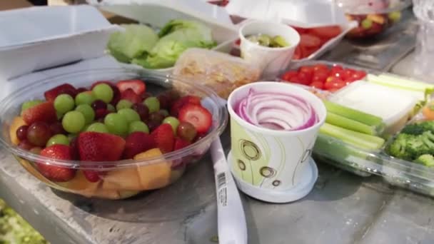Un castron cu salată de fructe — Videoclip de stoc