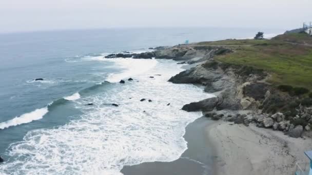 Torre di guardia sulla riva della spiaggia — Video Stock