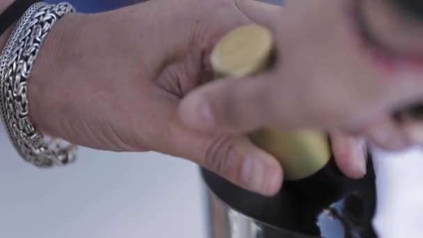 Las manos de una mujer abren una botella de champán — Vídeos de Stock