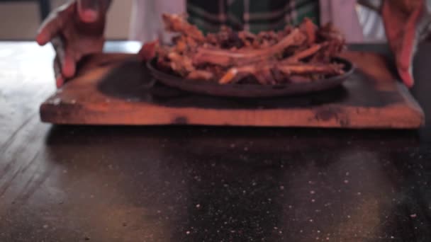 Szef kuchni prezentujący danie mięsne w budce z jedzeniem — Wideo stockowe