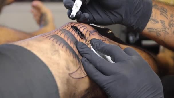 En person som har en tatuering — Stockvideo